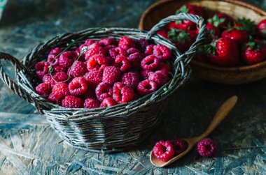 sepet içinde taze organik ahududu. seçici odak