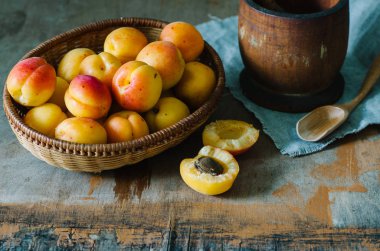 Sepet rustik tarzı ahşap bir masa üzerinde taze kayısı