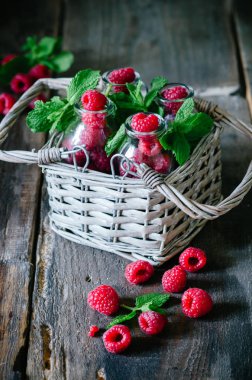 sepet içinde taze organik ahududu. seçici odak