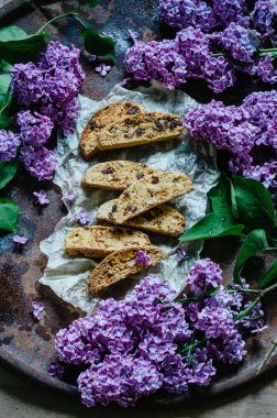 Bisküvi veya cantucci leylak, geleneksel İtalyan bisküvi veya tanımlama bilgisi dalları ile kagit üzerinde kuru üzüm ile