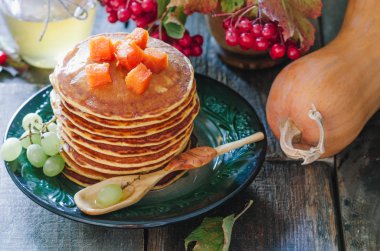 Kabak krep, bal ve üzüm rustik tarzı ile kahvaltı