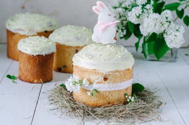 Paskalya kek - Rus ve Ukraynalı geleneksel Kulich, Paska Paskalya ekmek. Seçici odak. Zencefilli kurabiye ve bir beyaz leylak dalı ile dekore edilmiş