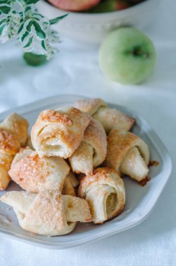 Rustik tarzda küçük ev yapımı kruvasan ile kahvaltı