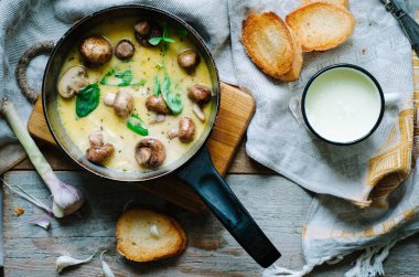 Erime mozzarella tavada mantar, fesleğen ve sarımsak croutons rustik tarzı ahşap bir masa üzerinde 