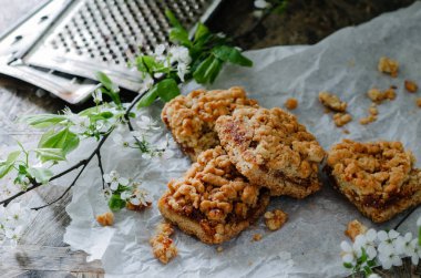 Kayısı rustik tarzı ahşap zemin ile rendelenmiş pasta