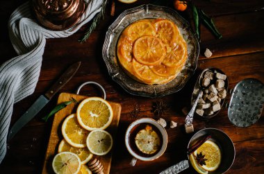 Ahşap arka plan, üstten görünüm üzerinde turuncu karamelize dilimleri ile tatlı pasta