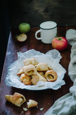Rustik tarzda küçük ev yapımı kruvasan ile kahvaltı