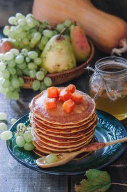 Kabak krep, bal ve üzüm rustik tarzı ile kahvaltı