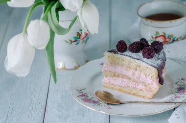 bahar bisküvi kek krem, böğürtlen ve çikolata sosu ile dekore edilmiş
