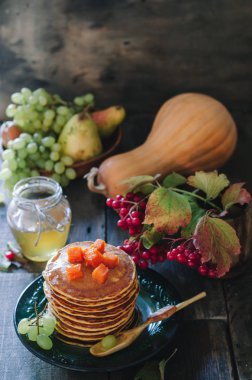 Kabak krep, bal ve üzüm rustik tarzı ile kahvaltı