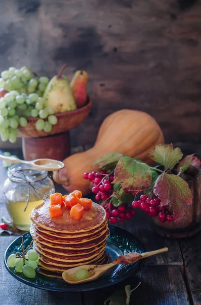 Frühstück Mit Kürbispfannkuchen Honig Und Trauben Rustikalen Stil — Stockfoto