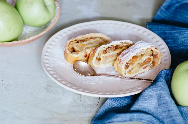 Strudel Mere Plăcintă Stafide Nuci Zahăr Pudră — Fotografie, imagine de stoc