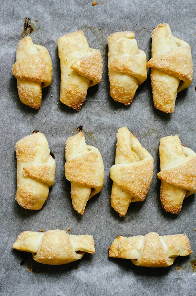 Croissants Pequeños Caseros Con Manzana Pedazo Papel Del Horno — Foto de Stock