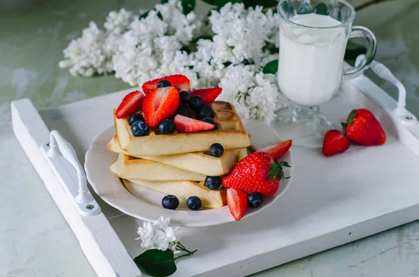 Frukost Träbricka Med Hemmagjord Våfflor Med Jordgubbar Blåbär Och Mjölk — Stockfoto