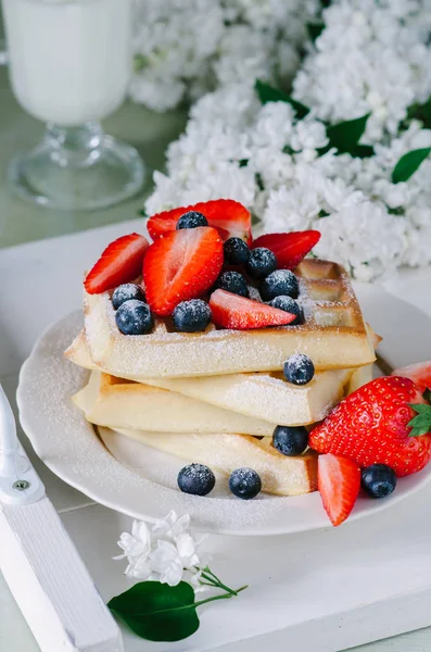 Café Manhã Uma Bandeja Madeira Com Waffles Caseiros Com Morangos — Fotografia de Stock