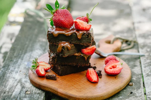 Domácí Čokoládové Brownies Nebo Čokoládové Dorty Jahodou Rustikálním Stylu — Stock fotografie