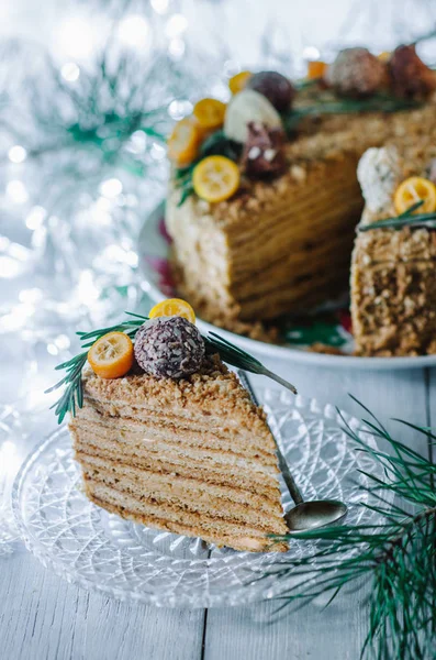 Tarta Miel Cumpleaños Casera Invierno Una Mesa Madera Estilo Rústico —  Fotos de Stock