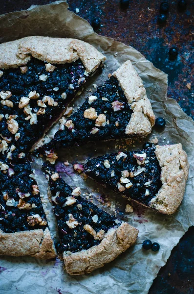 Hausgemachte Vollkorn Blaubeer Galette Mit Walnüssen Auf Papier Auf Dunklem — Stockfoto