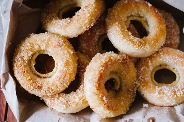 Colazione Con Ciambelle Fatte Casa Con Zucchero Alla Cannella — Foto Stock