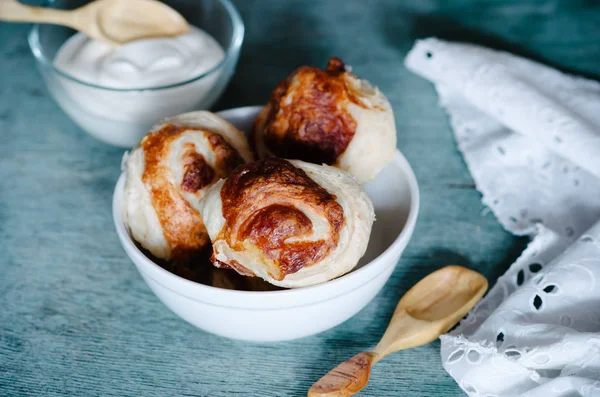 Mini Pizzabrötchen Auf Vintage Servierplatte — Stockfoto