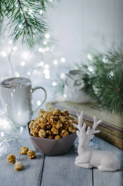 爆米花在冬天背景与圣诞树 — 图库照片