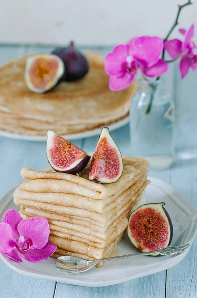 Pilha Crepes Com Figos Mel — Fotografia de Stock