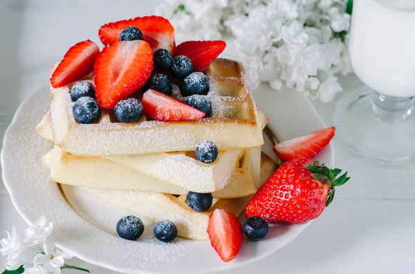 Café Manhã Uma Bandeja Madeira Com Waffles Caseiros Com Morangos — Fotografia de Stock