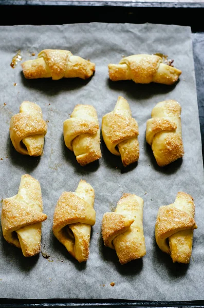 Croissants Pequeños Caseros Con Manzana Pedazo Papel Del Horno — Foto de Stock