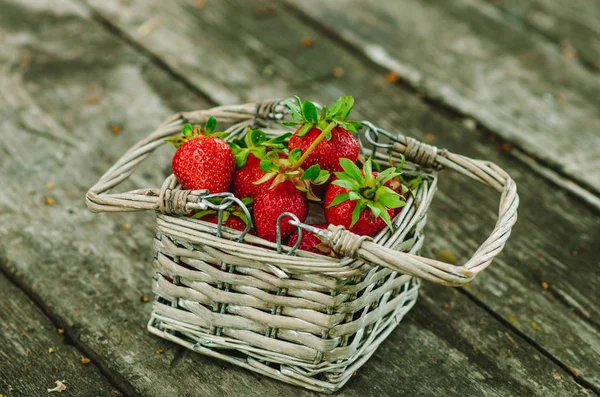 Frische Rote Erdbeeren Hoch Aufgetürmt Und Gefüllt Mit Einem Kleinen — Stockfoto