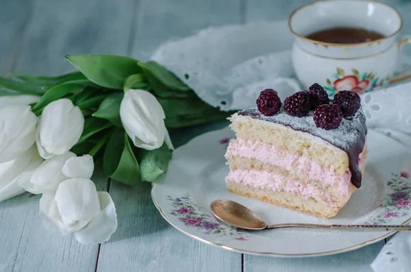 Piece Naked Biscuit Cake Cream Decorated Blackberries Chocolate Icing — Stock Photo, Image