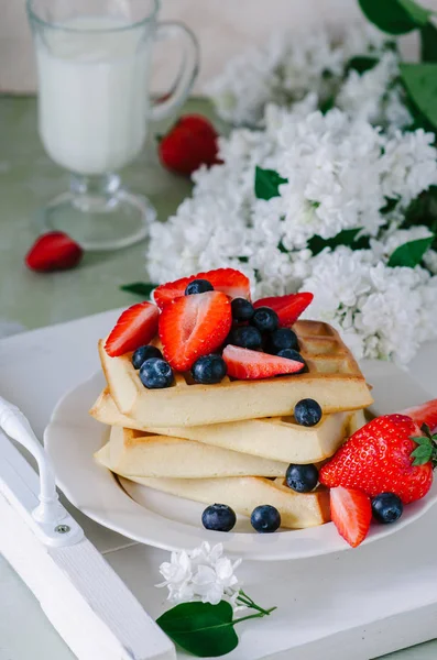 Café Manhã Uma Bandeja Madeira Com Waffles Caseiros Com Morangos — Fotografia de Stock