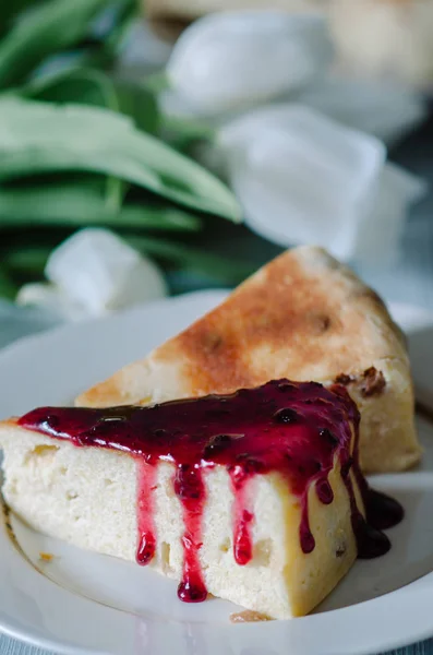 Yapımı Peynir Güveç Parçaları Berry Dekore Edilmiş Sos Berry Ile — Stok fotoğraf