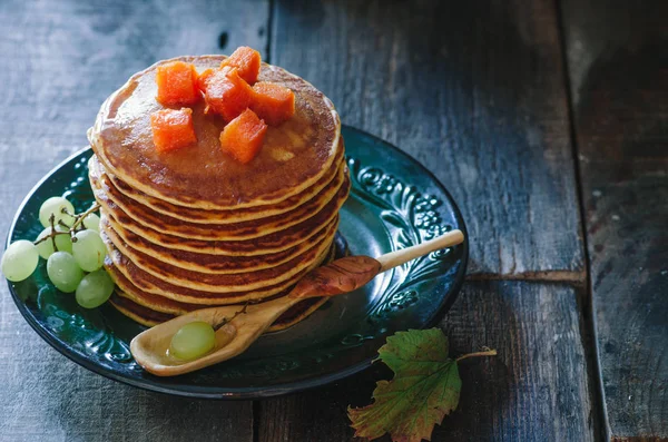 Frühstück Mit Kürbispfannkuchen Honig Und Trauben Rustikalen Stil — Stockfoto