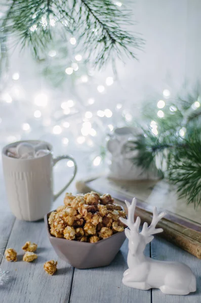 爆米花在冬天背景与圣诞树 — 图库照片