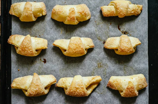 Croissants Pequeños Caseros Con Manzana Pedazo Papel Del Horno — Foto de Stock