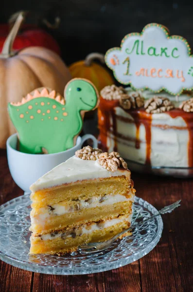 Pedazo Pastel Capa Desnuda Con Calabaza Caramelo Salado Con Espacio —  Fotos de Stock