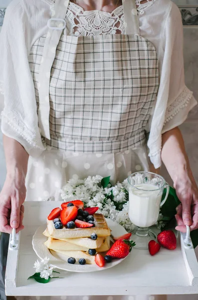 Πρωινό Ένα Ξύλινο Δίσκο Σπιτικές Βάφλες Φράουλες Βατόμουρου Και Γάλα — Φωτογραφία Αρχείου