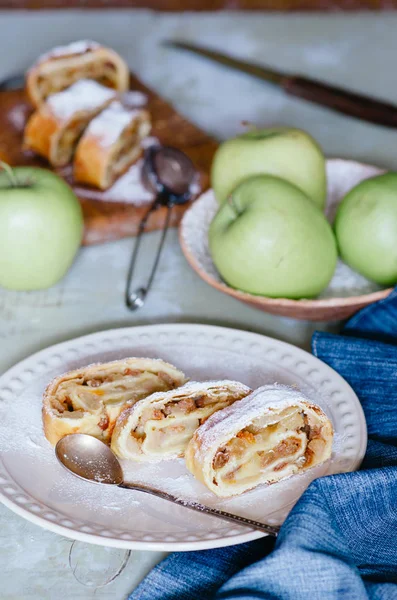 Strudel Mere Plăcintă Stafide Nuci Zahăr Pudră — Fotografie, imagine de stoc