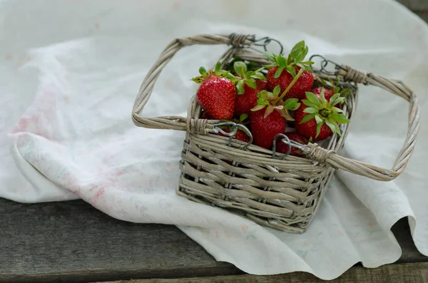 Fragole Rosse Fresche Ammucchiati Alto Riempire Piccolo Cestino Tessuto Tavolo — Foto Stock