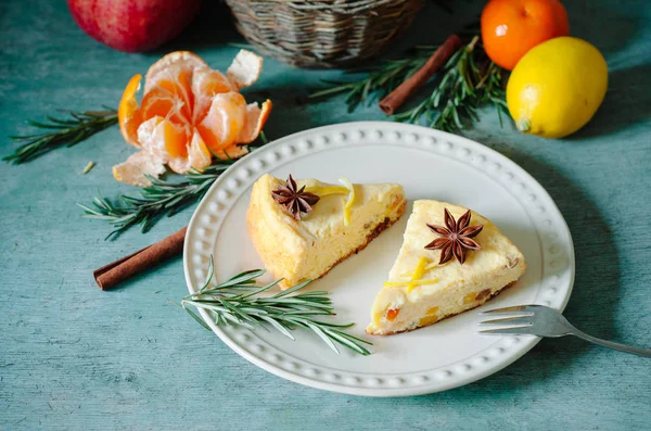 Winterfrühstück Auf Einem Hölzernen Tisch Hüttenkäseauflauf Mit Mandarinen Granatäpfeln Zitronen — Stockfoto
