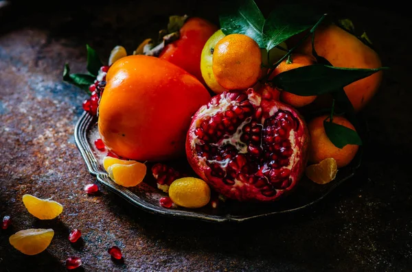 Säsongsöppen Vintern Frukt Persimon Granatäpple Mandarin Kumquat Silver Vintage Plåt — Stockfoto