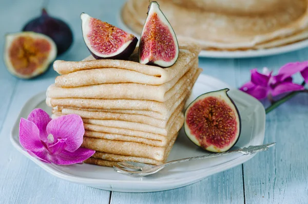 Pilha Crepes Com Figos Mel — Fotografia de Stock