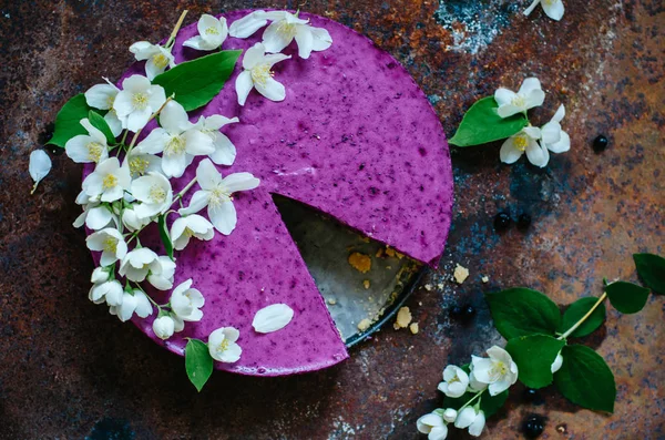 Tarta Queso Con Arándanos Sin Hornear Decorado Con Flores Jazmín —  Fotos de Stock