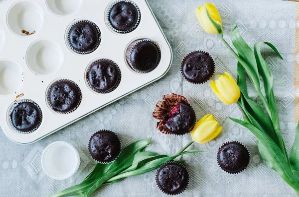 Muffins Chocolate Com Uma Cereja Mesa Com Tulipas Amarelas — Fotografia de Stock