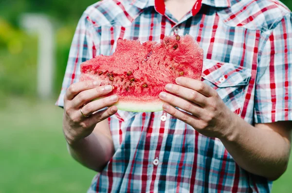Junger Mann Mit Einer Scheibe Wassermelone — Stockfoto