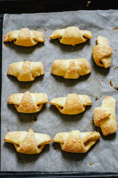 Croissants Pequeños Caseros Con Manzana Pedazo Papel Del Horno — Foto de Stock