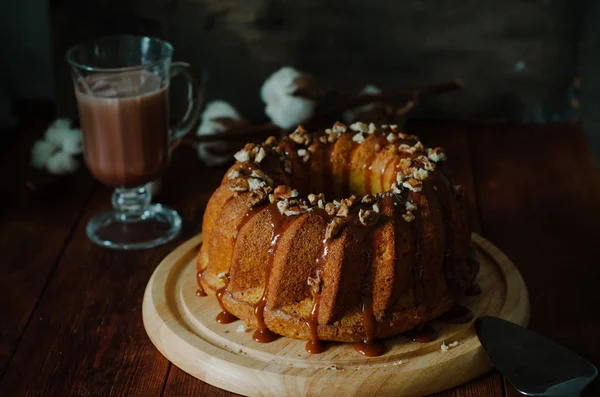 Rustik Stil Gulerod Bundt Kage Med Salt Karamel Valnødder - Stock-foto