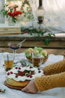 Sonbahar dekorasyonları rustik zemin üzerine beyaz sır kek tarçın ile kaplı