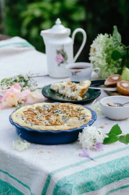 Pasta whith armut, çam fıstığı ve mavi peynir seramik formunda, çok lezzetli ve lezzetli kek.