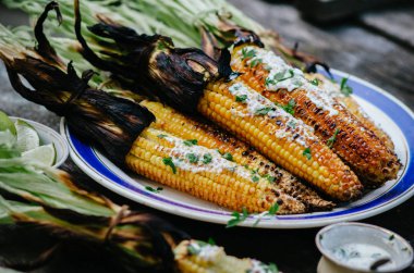 Eski tablo açık havada lezzetli ızgara mısır koçanı.